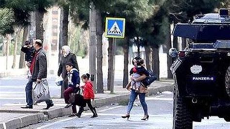 D­i­y­a­r­b­a­k­ı­r­­d­a­ ­1­6­ ­m­a­h­a­l­l­e­d­e­ ­s­o­k­a­ğ­a­ ­ç­ı­k­m­a­ ­y­a­s­a­ğ­ı­ ­k­a­l­d­ı­r­ı­l­d­ı­